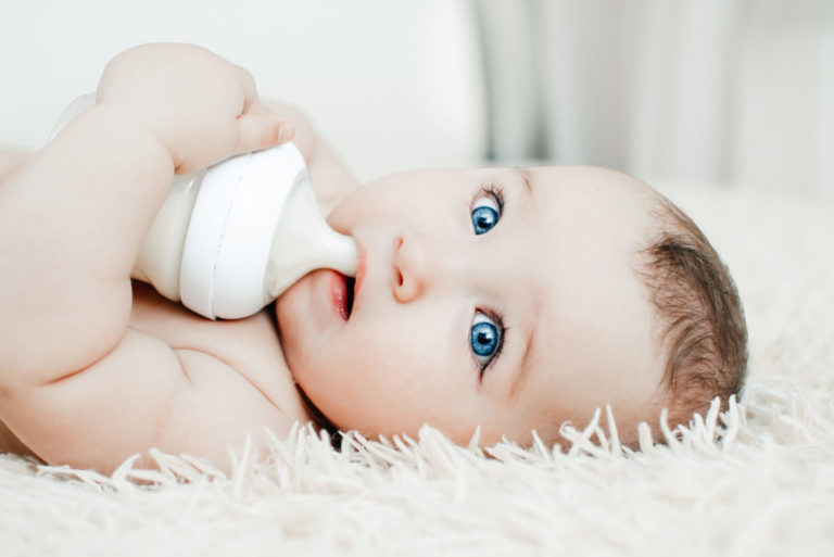 Babynahrung: was Sie über das Stillen mit Milchnahrung wissen müssen