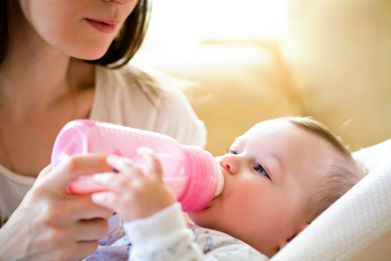 Wie viel Milchnahrung sollten Sie Ihrem Baby geben?