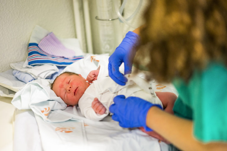 Was passiert mit Ihrem Baby nach der Geburt im Krankenhaus