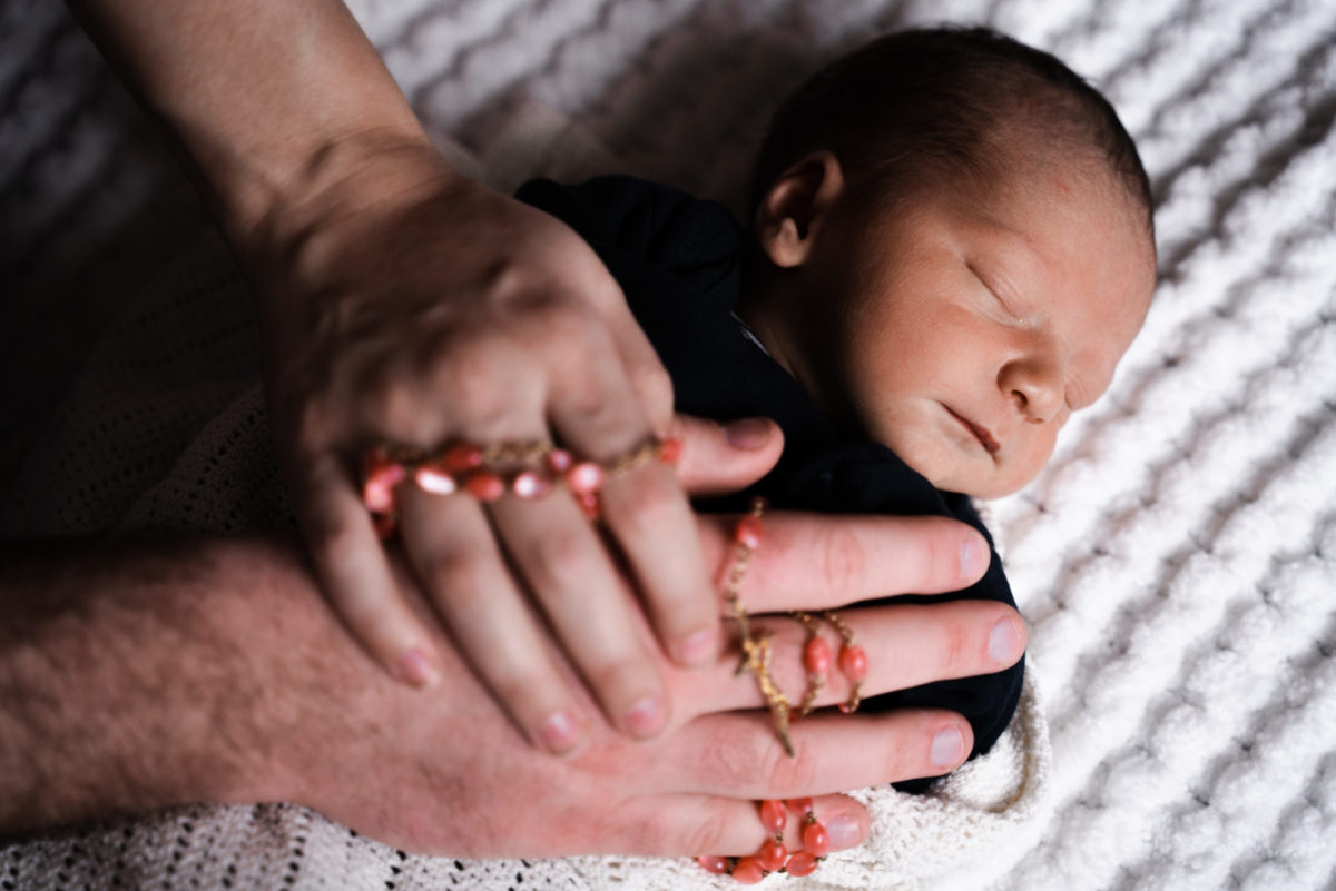 Kaiserschnitt - Säugling mit Hände der Eltern