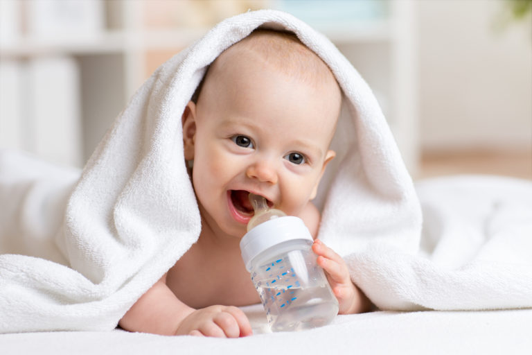 Wann dürfen Babys Wasser trinken?