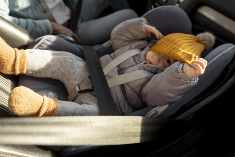 Sicher mit Baby unterwegs: Mami-Tipps für Fahrten mit dem Auto